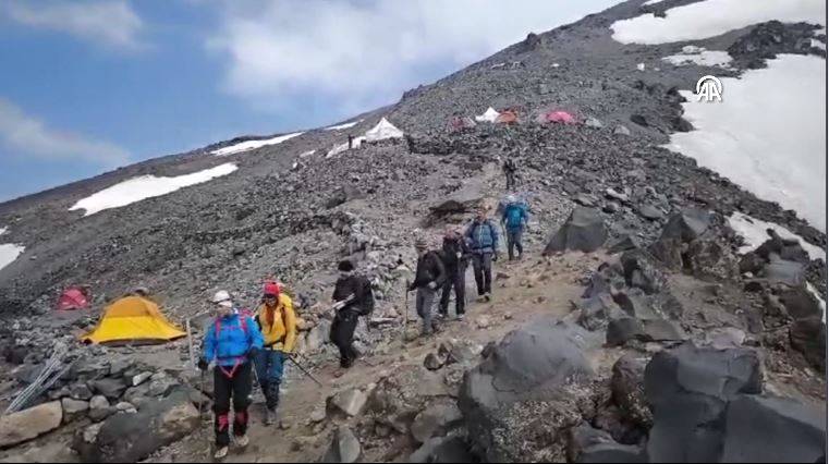 Ağrı Dağı’nda donarak ölen dağcıların cenazeleri indiriliyor 13